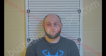 DERRICK C ARMSTRONG | 2019-11-01 09:05:00 Taylor County, Kentucky Booking